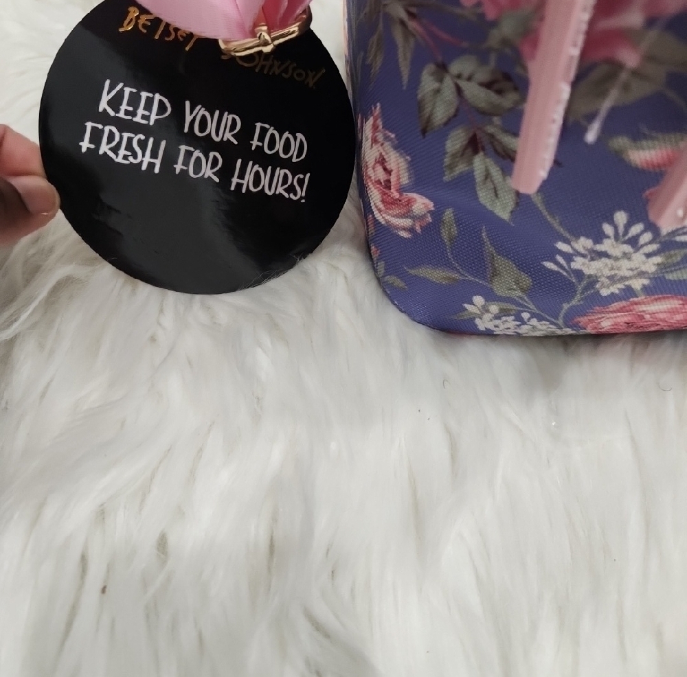 💜🔹️Betsey Johnson 🔹️Floral Crossbody Lunch  Bag - Pink and Purple Lunch Bag - Picture 2 of 4